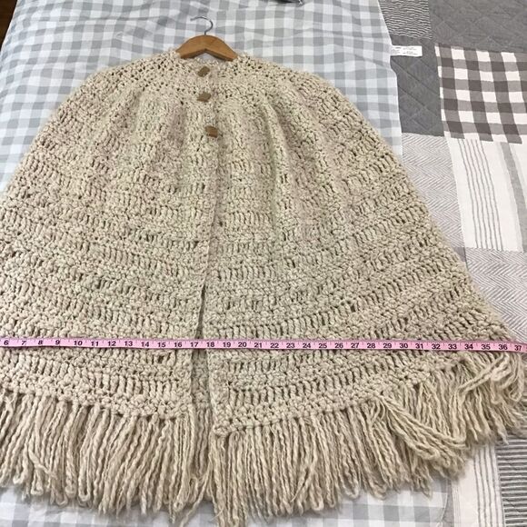 VINTAGE Ruanacrochet handcrafted knit poncho fringe bohemian beige cloak neutral - Picture 9 of 12